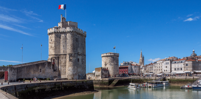 Les tours du Vieux-Port de La Rochelle sous un ciel bleu