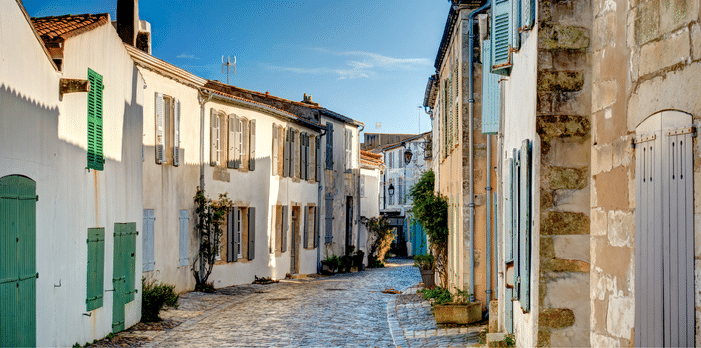 Ruelle d'un village de l'Île de Ré avec ses maisons blanches à volets