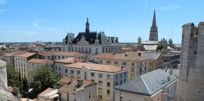 Vue sur les toits et les façades du centre-ville de Niort